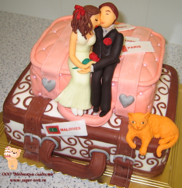 Cвадебный Торт жених и невеста на чемоданах